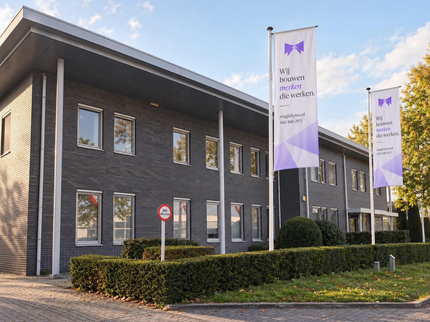 Bedrijfspand met Magic Bytes-vlaggen: Wij bouwen merken die werken
