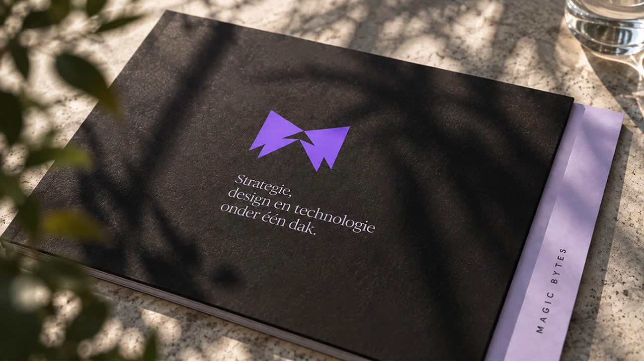 Magic Bytes-brochure met logo en Strategie, design en technologie onder één dak.