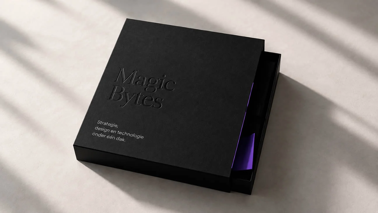 Zwarte Magic Bytes-presentatiemap met Strategie, design en technologie onder één dak.