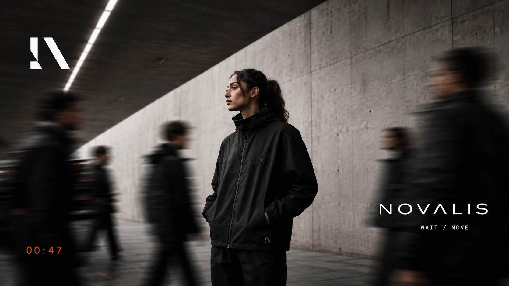NOVALIS outdoorcampagne: een model staat stil tussen bewegende voorbijgangers.
