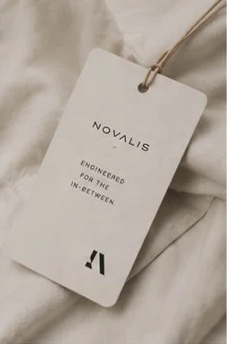 NOVALIS-kledinglabel met woordmerk, beeldmerk en Engineered for the in-between.