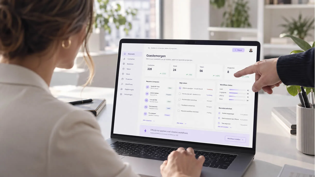 Een gebruiker bekijkt een voorbeeldapplicatie met contacten, taken, projecten en workflows.