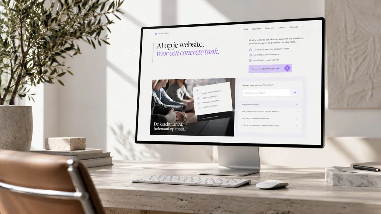 Een monitor met een voorbeeldwebsite over AI voor een concrete taak, naast een voorbeeld van een assistent.
