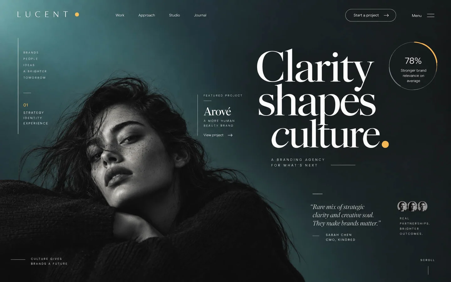 Ontwerpvoorbeeld: Lucent — donkere editorial hero met portret en witte seriftypografie