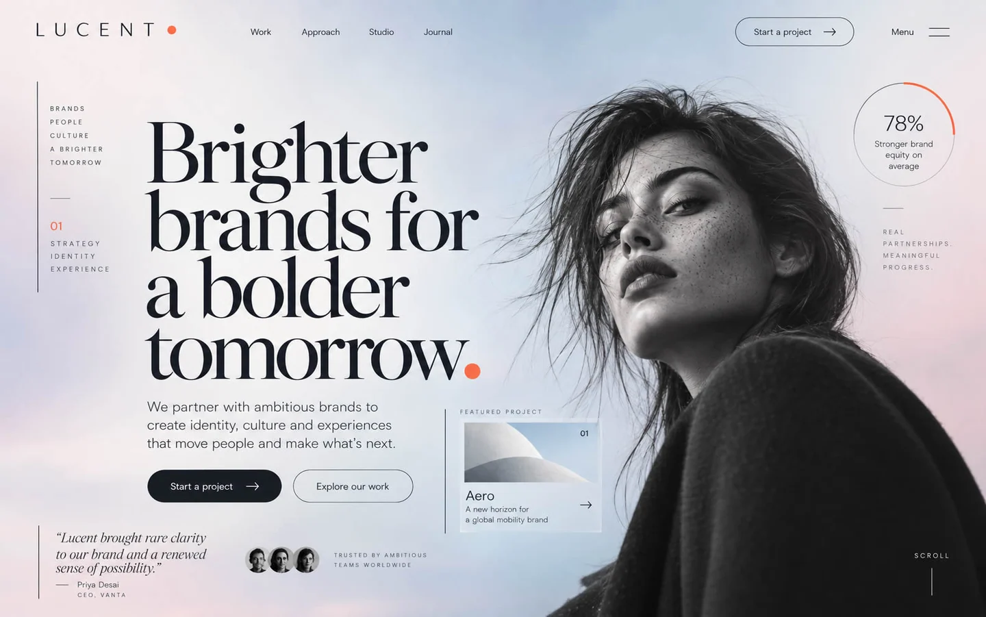 Ontwerpvoorbeeld: Lucent — lichte editorial hero met portret en zwarte seriftypografie