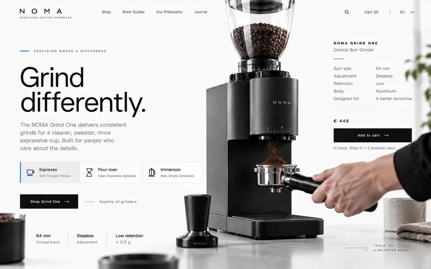 Ontwerpvoorbeeld: Noma — lichte producthero met koffiemolen en blauwe accenten