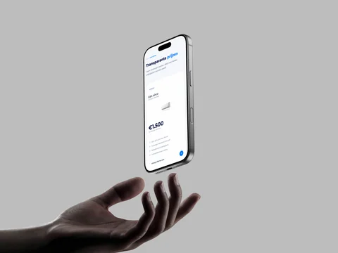 Telefoonmockup van een AircoMaxx-prijskaart met installatiegegevens en offerteactie.