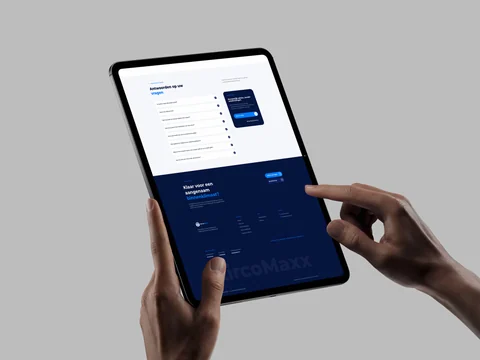 Staande tablet met veelgestelde vragen en de blauwe afsluiting van de AircoMaxx-website.