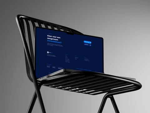 Laptop op een stoel met de donkerblauwe AircoMaxx-footer, contactgegevens en offerteknop.