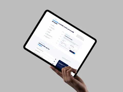 Tablet in een hand met het werkgebied van AircoMaxx en veelgestelde vragen.