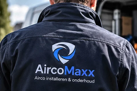 Mockup van de rug van een donkerblauwe werkjas met het AircoMaxx-logo en een witte beschrijvende regel.