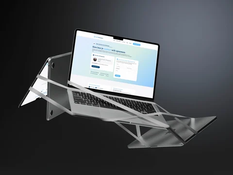 Laptop tussen zwevende apparaten met de contactpagina van AOV Kompas.
