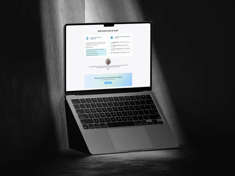 Laptop tegen een donkere wand met uitleg over het eerste gesprek en de vervolgstappen.