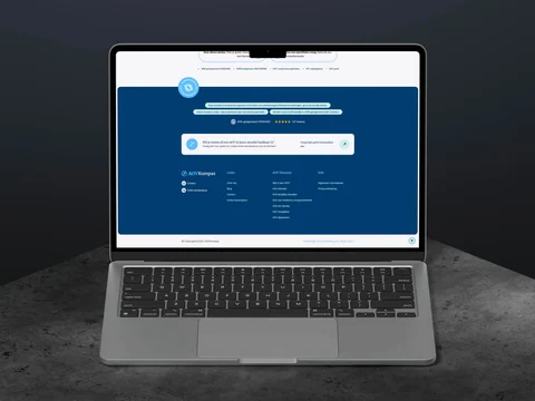 Laptop op beton met de blauwe footer en contactmogelijkheden van AOV Kompas.