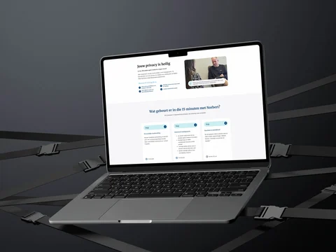 Laptop met uitleg over privacy en het verloop van een intakegesprek bij AOV Kompas.