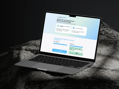 Laptop op rotsen met uitleg over het vergelijken van arbeidsongeschiktheidsverzekeringen.