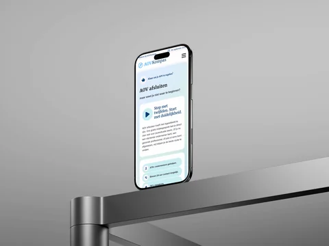 Staande telefoon op een metalen tafel met de pagina over het afsluiten van een AOV.