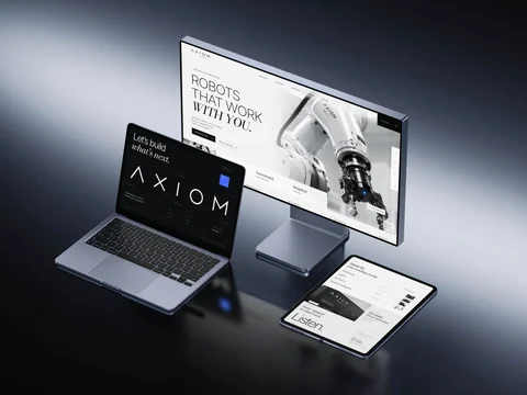 AXIOM-mockup met drie apparaten die de homepage, donkere footer en inhoudelijke verdieping tonen.