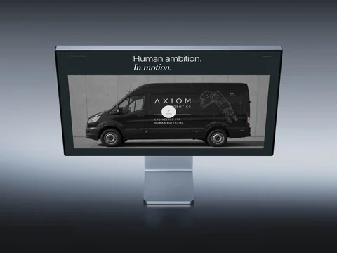 Desktopmockup van een AXIOM-filmsectie met een stilstaand beeld van een bedrijfswagen.