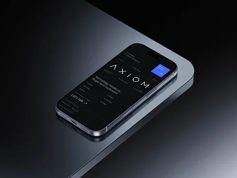 Mockup van de donkere AXIOM-footer op een telefoon met het woordmerk, navigatie en contactactie.