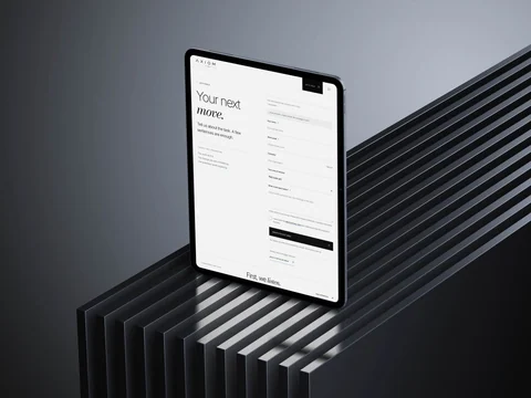 Tablet-mockup van het AXIOM-conceptformulier Your next move met velden voor een projectvraag.