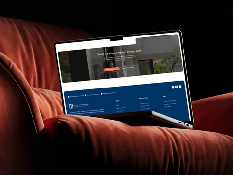 Laptop op een oranje stoel met de offerteoproep en blauwe websitefooter.