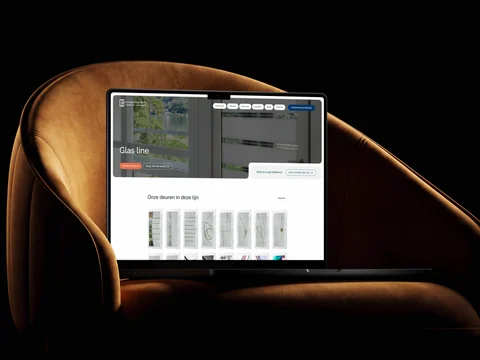 Laptop op een okergele stoel met de Glas line en het bijbehorende deurenaanbod.