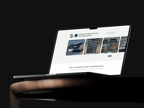 Laptop op een houten meubel met het projectenoverzicht van De Kozijnenstunter.