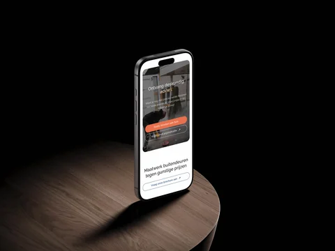 Telefoon op een houten tafel met advies, inmeten aan huis en de brochureaanvraag.
