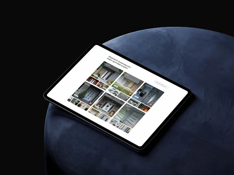 Tablet op een blauwe stoel met het overzicht van de verschillende deurenlijnen.
