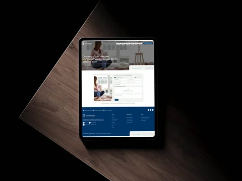 Tablet op hout met het formulier voor een vrijblijvende prijsindicatie.