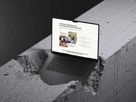 Laptop op beton met de uitleg over sourcing, coördinatie en continuïteit bij Ersoy Agro.