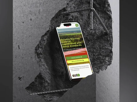 Telefoon in een betonnen wand met de Ersoy Agro-homepage en kleurrijke bloemenvelden.