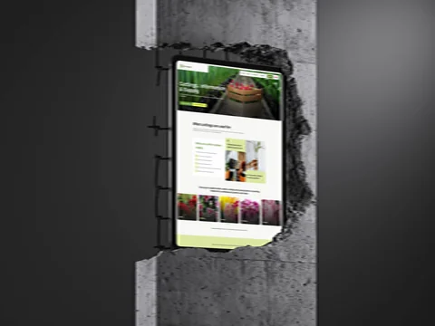 Staande tablet in een betonnen zuil met de Ersoy Agro-website en bloemenassortiment.