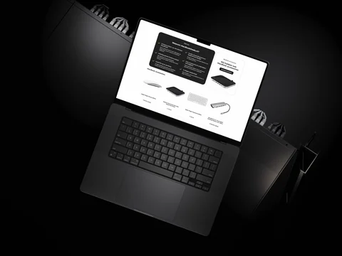 Laptop met service-informatie en MacBook-accessoires in de webshop.