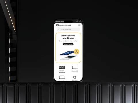Telefoon met de mobiele homepage en productcategorieën van MacBookDeals.nl.