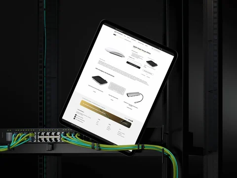 Tablet met de productpagina van een Apple Magic Mouse en bijpassende accessoires.