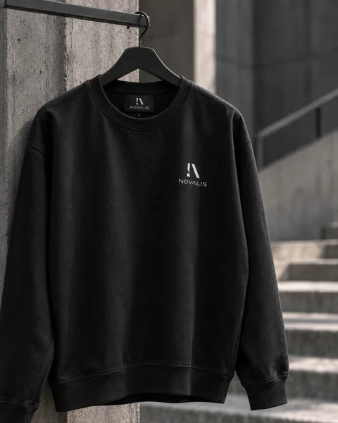 Zwarte sweater met compacte merkcombinatie
