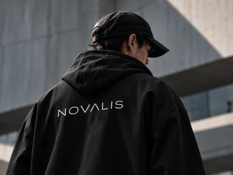 Het NOVALIS-woordmerk op de rug van een jack