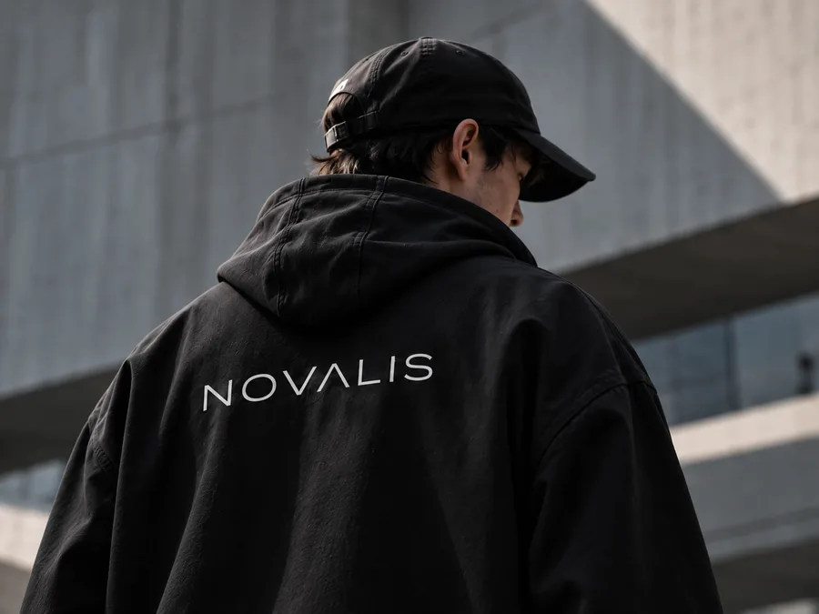 Novalis-woordmerk op de rug van een zwarte jas