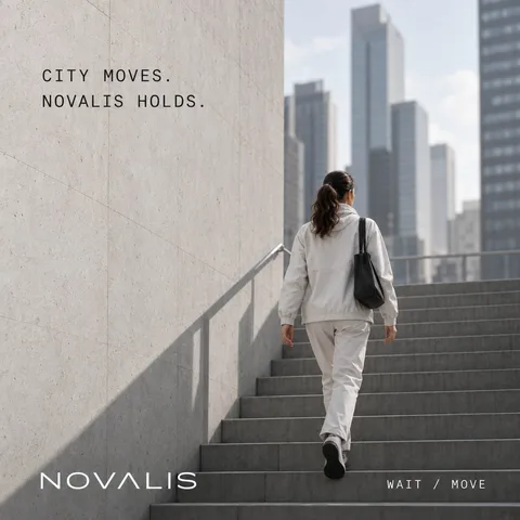 Campagnebeeld op een stadstrap: City moves. Novalis holds.