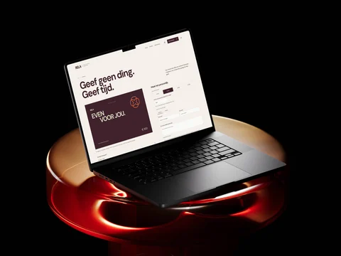 Laptopmockup van de RELA-cadeaukaart met een persoonlijk kaartvoorbeeld en velden voor bedrag en boodschap.