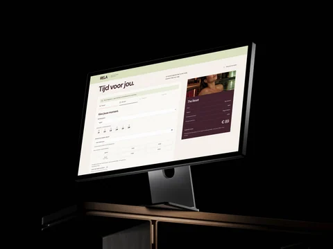 Desktopmockup van de RELA-reserveringsroute met datumkeuze en een samenvatting van The Reset.