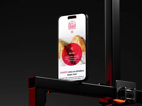 Telefoon met de mobiele homepage van SAMEN Eten & Drinken.