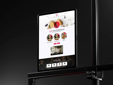 Staande tablet met de homepage en arrangementen van SAMEN Eten & Drinken.