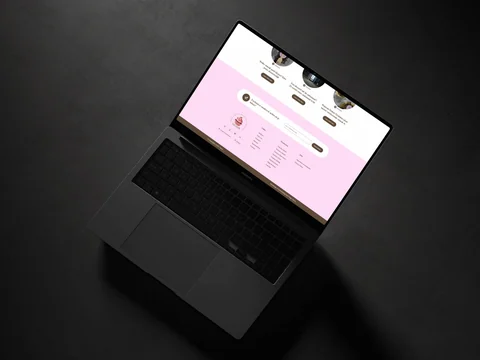 Laptop van bovenaf met de Taloor Bakery-footer, nieuwsbriefaanmelding en navigatie.