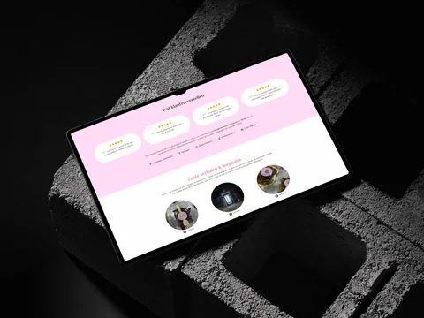Tablet op betonblokken met klantreacties en de verhalenrubriek van Taloor Bakery.