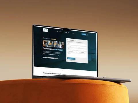 Laptop op een oranje poef met het aanvraagformulier voor een bezichtiging.