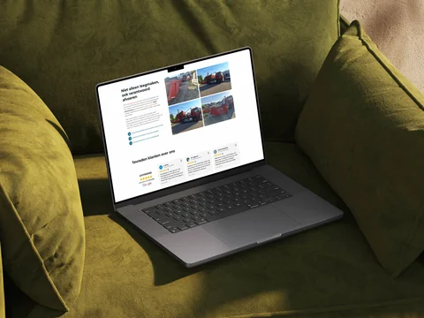 Laptop op een groene bank met uitleg over verantwoord afvoeren en klantreviews.