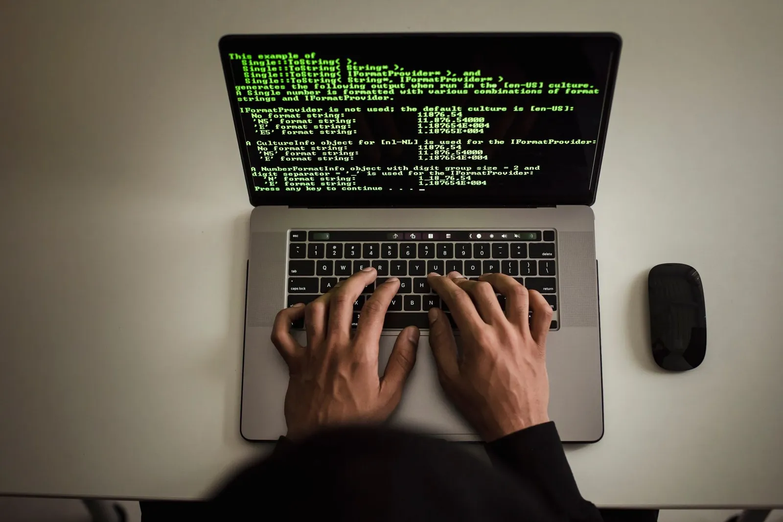 Een ontwikkelaar werkt met code op een laptop.